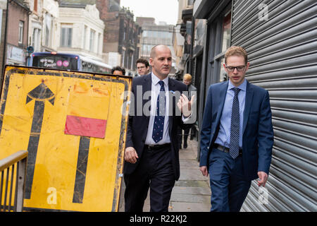 Longton, UK. Il 16 novembre 2018. Il nord del potente ministro Jake Berry MP uniti Stoke-on-Trent Sud MP Brereton Jack per rivedere un progetto di rigenerazione in Longton, Staffordshire, Regno Unito. I due hanno discusso anche della Brexit fallout e domande oltre il primo ministro Theresa Maggio la leadership. Credito: Benjamin Wareing/ Alamy Live News Foto Stock