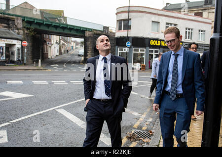 Longton, UK. Il 16 novembre 2018. Il nord del potente ministro Jake Berry MP uniti Stoke-on-Trent Sud MP Brereton Jack per rivedere un progetto di rigenerazione in Longton, Staffordshire, Regno Unito. I due hanno discusso anche della Brexit fallout e domande oltre il primo ministro Theresa Maggio la leadership. Credito: Benjamin Wareing/ Alamy Live News Foto Stock