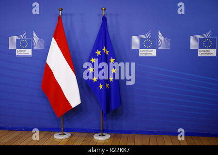 Bruxelles, Belgio. 16 Novembre, 2018. Bandiera dell'Austria e della bandiera dell'Europa sta nella UE edificio della Commissione . Alexandros Michailidis/Alamy Live News Foto Stock