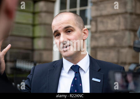 Longton, UK. Il 16 novembre 2018. Il nord del potente ministro Jake Berry MP uniti Stoke-on-Trent Sud MP Brereton Jack per rivedere un progetto di rigenerazione in Longton, Staffordshire, Regno Unito. I due hanno discusso anche della Brexit fallout e domande oltre il primo ministro Theresa Maggio la leadership. Credito: Benjamin Wareing/ Alamy Live News Foto Stock