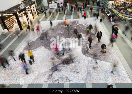 Birmingham, Regno Unito. 16 Novembre, 2018. Un grande ritratto di mosaico di sufragette Hilda Burkin è in mostra sul piazzale piano di New Street Station di Birmingham. Il misuratore 20 verticale è costituita da 3,724 selfie fotografie e altre fotografie di donne provenienti da tutto il Regno Unito. Il progetto, chiamato faccia del Suffragio, è deisgned da artista Helen Marshall. Hilda Burkin è nato a Wolverhampton nel 1876 e condannati e incarcerati per rottura di una finestra nell'allora Primo Ministro del treno di trasporto. Peter Lopeman/Alamy Live News Foto Stock