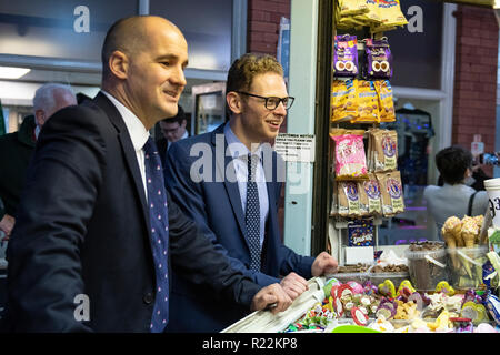 Longton, UK. Il 16 novembre 2018. Il nord del potente ministro Jake Berry MP uniti Stoke-on-Trent Sud MP Brereton Jack per rivedere un progetto di rigenerazione in Longton, Staffordshire, Regno Unito. I due hanno discusso anche della Brexit fallout e domande oltre il primo ministro Theresa Maggio la leadership. Credito: Benjamin Wareing/ Alamy Live News Foto Stock