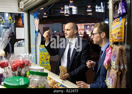 Longton, UK. Il 16 novembre 2018. Il nord del potente ministro Jake Berry MP uniti Stoke-on-Trent Sud MP Brereton Jack per rivedere un progetto di rigenerazione in Longton, Staffordshire, Regno Unito. I due hanno discusso anche della Brexit fallout e domande oltre il primo ministro Theresa Maggio la leadership. Credito: Benjamin Wareing/ Alamy Live News Foto Stock