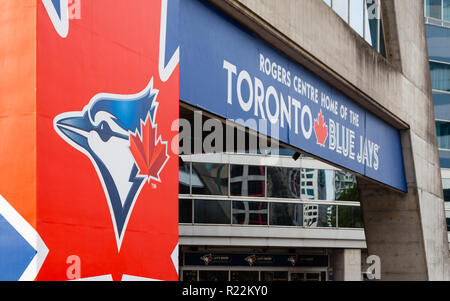 La cresta di Toronto Blue Jays adorna il Rogers Centre. Il Blue Jays sono una squadra di baseball della lega americana Divisione est. Foto Stock