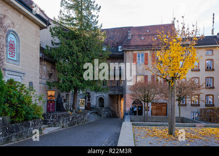 Vecchia strada medievale fino al castello di Gruyeres, Svizzera in autunno. Foto Stock