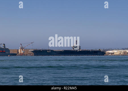 La USS Carl Vinson (CVN-70), un Nimitz-class supercarrier, ormeggiato nella Base Navale di Kitsap, San Diego, Stati Uniti (per la manutenzione). Foto Stock