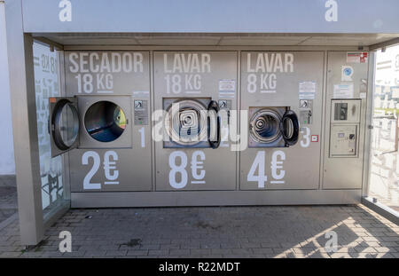 Outdoor di macchine di lavaggio in corrispondenza di un supermercato Intermarche in Algarve Portogallo Foto Stock
