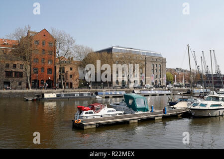 Guardando verso Arnolfini a Bristol, Inghilterra, Regno Unito, vista delle barche nel porto galleggiante. porto sul canale del centro città Foto Stock