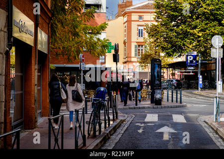 Scena di strada del Carmes quartiere della Vecchia Tolosa, Francia Foto Stock