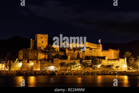 Le riprese notturne del Castello Reale, un massiccio francese il castello reale e il porto della città di Collioure, Francia Foto Stock