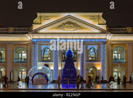 Decorazione di natale sul grande Gostiny Dvor, Nevsky Avenue a San Pietroburgo, Russia. Dicembre 15, 2017 Foto Stock