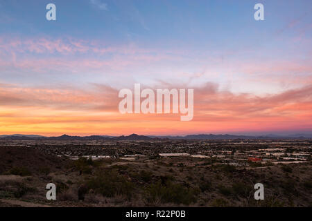 Tramonto colorato su Phoenix, Arizona con Camelback Mountain in lontananza Foto Stock