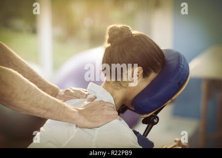Fisioterapista dando massaggio della spalla di un paziente di sesso femminile Foto Stock