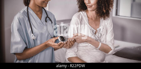 L'esame medico di donna incinta lo zucchero nel sangue Foto Stock