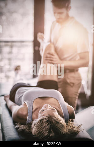 Donna ricevere massaggio delle gambe dal fisioterapista Foto Stock