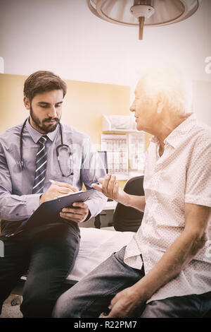 Paziente di consultare un dottore Foto Stock