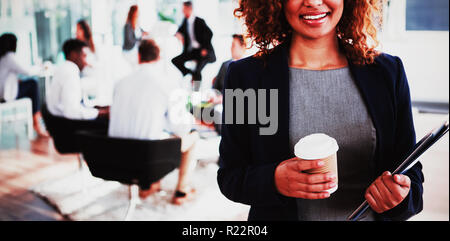 Ritratto di imprenditrice azienda monouso tazza di caffè Foto Stock