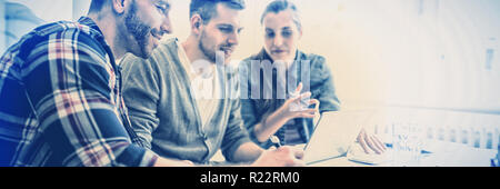 Imprenditore a discutere con i colleghi in ufficio Foto Stock