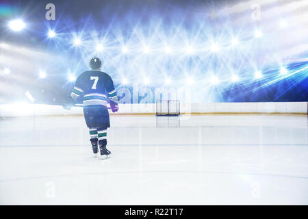 Immagine composita della vista posteriore del giocatore di hockey su ghiaccio stick Foto Stock