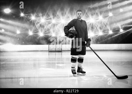 Immagine composita del ritratto di hockey su ghiaccio giocatore con casco e stick Foto Stock