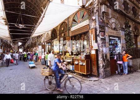 Damasco, Siria : Persone al Souq Al-Hamidiyah nella città vecchia. Foto Stock