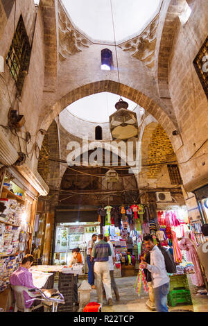 Aleppo, Governatorato di Aleppo, Siria : Persone shop al Souq Bab Antakya. In corrispondenza di una leghth di sette chilometri, il labirinto medioevale dei mercati coperti è il più Foto Stock