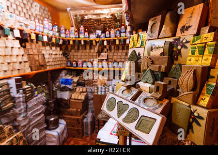 Aleppo, Governatorato di Aleppo, Siria : un negozio di al-Madina Souq visualizzando il famoso sapone Aleppo prodotti. Foto Stock