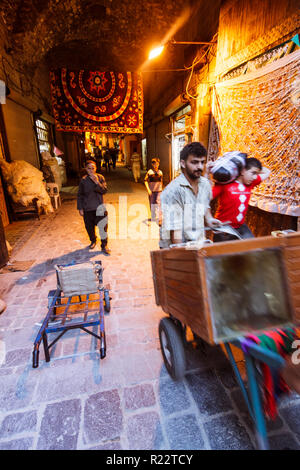 Aleppo, Governatorato di Aleppo, Siria : Persone shop al Souq Bab Antakya. In corrispondenza di una leghth di sette chilometri, il labirinto medioevale dei mercati coperti è il più Foto Stock