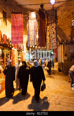 Aleppo, Governatorato di Aleppo, Siria : Persone shop al Souq Bab Antakya. In corrispondenza di una leghth di sette chilometri, il labirinto medioevale dei mercati coperti è il più Foto Stock