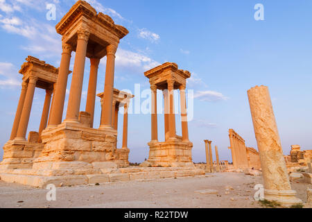 Palmyra, Homs Governatorato, Siria - Maggio 26th, 2009 : Il Tetrapylon di Palmyra in il colonnato street. Esso consisteva di un quadrato del cuscinetto di piattaforma in corrispondenza di e Foto Stock