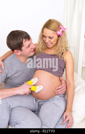 Felice giovane donna incinta e suo marito Foto Stock