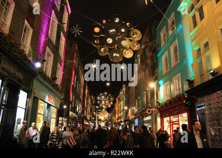 La folla esplorare negozi lungo Carnaby Street a tempo di Natale a Londra, Inghilterra Foto Stock