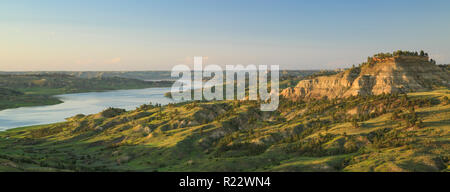 Panorama di luce della sera sul Lago di Fort Peck a snow creek bay a charles m russell National Wildlife Refuge Giordano vicino, montana Foto Stock