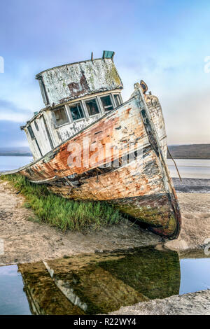 Il vecchio punto Reyes, barca a terra in Tomales Bay a Inverness, California, ha sicuramente visto giorni migliori. Foto Stock