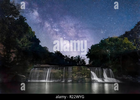 La Via Lattea risplende luminosa nel buio indiana rurale cielo sopra Owen County, Indiana di cataratta superiore cade. Foto Stock