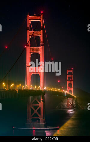 California Golden Gate Bridge, sospeso nella notte da due massicci stile art deco torri, attraversa la apertura della Baia di San Francisco per la PA Foto Stock