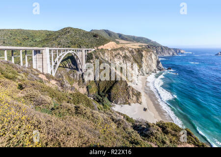 Dal 1932, il Bixby Creek Bridge ha impreziosito il magnifico Big Sur Costa della California. Foto Stock