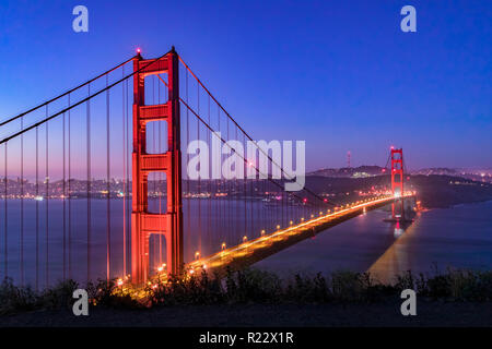 Il Golden Gate, sospensione ponte che attraversa lo stretto dello stesso nome, è visibile appena prima dell'alba dalla batteria Spencer, un vecchio gun emplacement sul Foto Stock