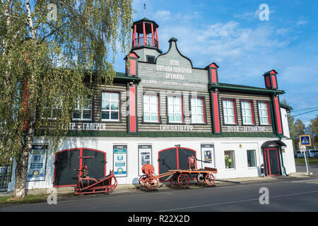 Villaggio Vyatkoye, Yaroslavl Regione, Russia - 10/02/2018: l'edificio delle ex stazione dei vigili del fuoco a Ottobre 2, 2018 Vyatkoye Village, Yaroslavl Regio Foto Stock