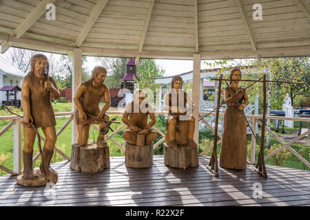 Villaggio Vyatkoye, Yaroslavl Regione, Russia - 10/02/2018: sculture Primitive di popoli primitivi il 2 ottobre 2018, villaggio Vyatkoye, Yaroslavl regi Foto Stock