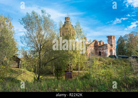 Diruta chiesa dell Assunzione della Beata Vergine nel villaggio di Vyatkoye, Yaroslavl Regione, la Russia. Foto Stock