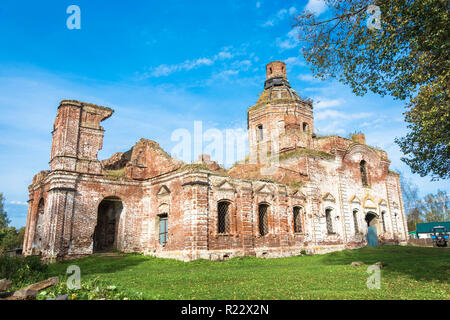 / Diruta chiesa dell Assunzione della Beata Vergine nel villaggio di Vyatkoye, Yaroslavl Regione, la Russia. Foto Stock