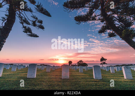 Fort Rosecrans Cimitero Nazionale, Point Loma, San Diego, California, USA. Monumento lapidi lungo la costa durante una rosa, arancione e il blu tramonto Foto Stock