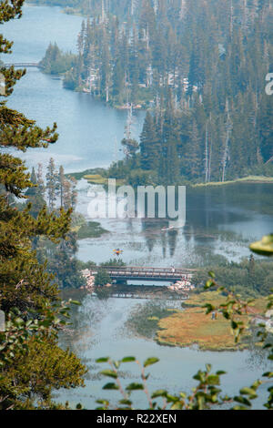 Elevato angolo di visualizzazione verticale dei Laghi Gemelli in Mammoth Lakes, California, Stati Uniti d'America con kayak nell'acqua. Twin Lakes si trova nella contea di Mono lungo la East Foto Stock