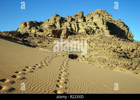 Impronte sulla sabbia a Wadi Rum desert, Giordania Foto Stock