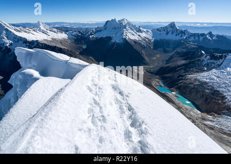 Viste dalla montagna Artesonraju, Cordillera Blanca, Perù Foto Stock