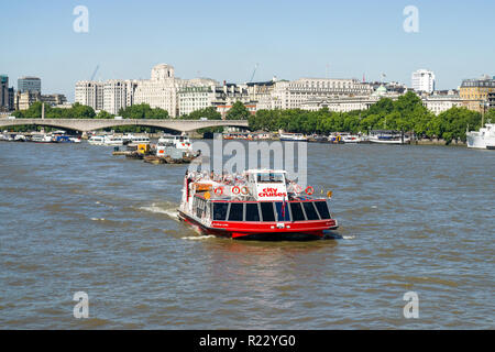 Millenium Dawn, un M2 i passeggeri di classe di trasporto turistico di catamarano con i passeggeri sul ponte superiore nelle vicinanze del blackfriars Bridge, London, Regno Unito Foto Stock