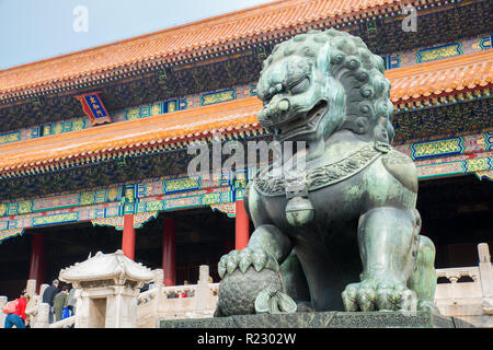 Leone di bronzo davanti alla sala della suprema armonia a Pechino la Città Proibita, Città Proibita è uno della Cina il punti di riferimento Foto Stock