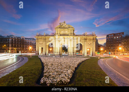 La Porta di Alcalá (Puerta de Alcala) e uno di Madrid sono le antiche porte della città di Madrid, Spagna. Era l'ingresso di persone provenienti dalla Francia Foto Stock