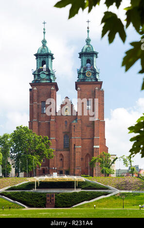 Vista della Cattedrale di Gniezno caposaldo storico sulla giornata di sole in Polonia Foto Stock